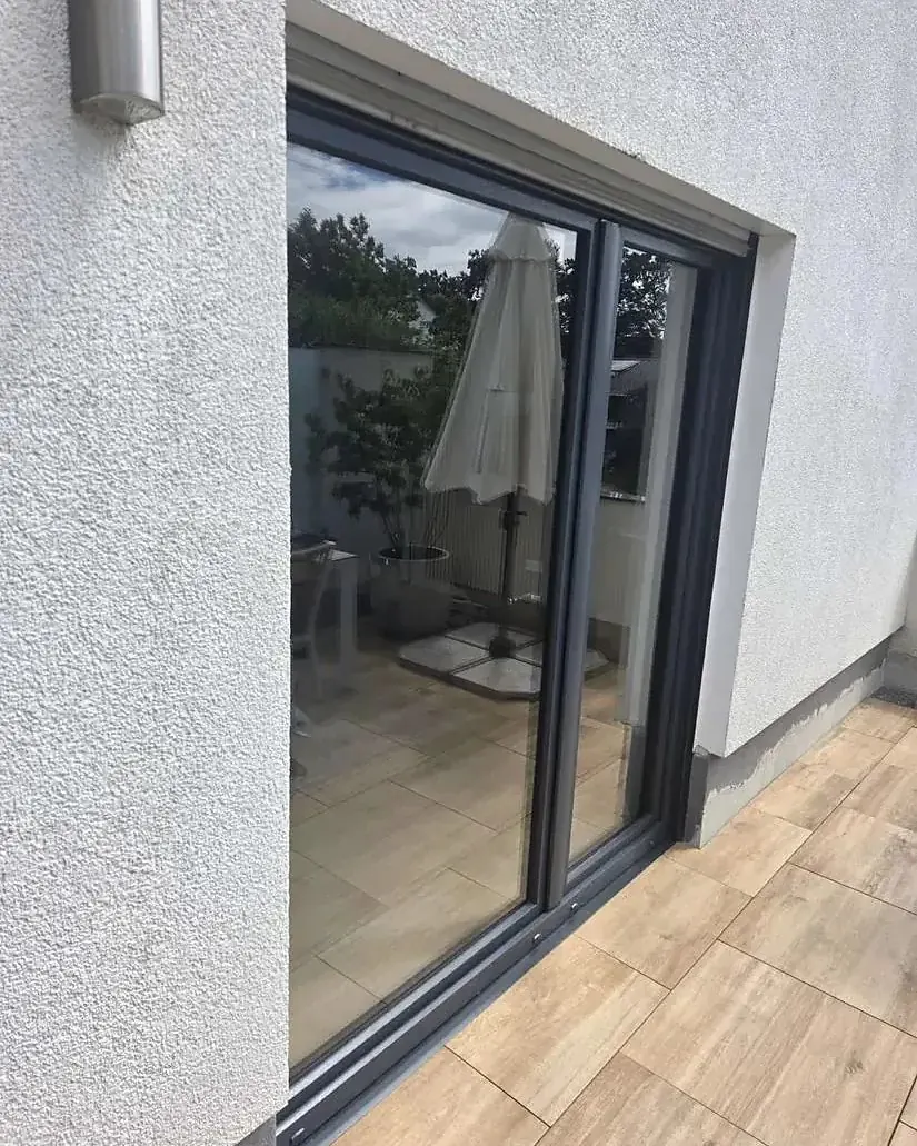 Anthrazitfarbene Hebe-Schiebetür zur Terrasse
