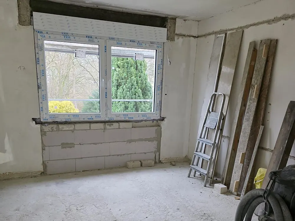 Neu eingebautes Kunststofffenster mit Rollladenkasten