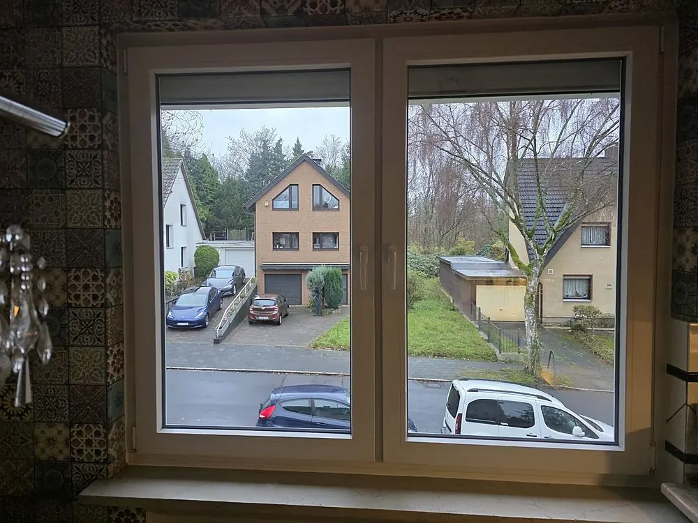 Fenster mit Blick auf die Straße nach Wartung und Einstellung