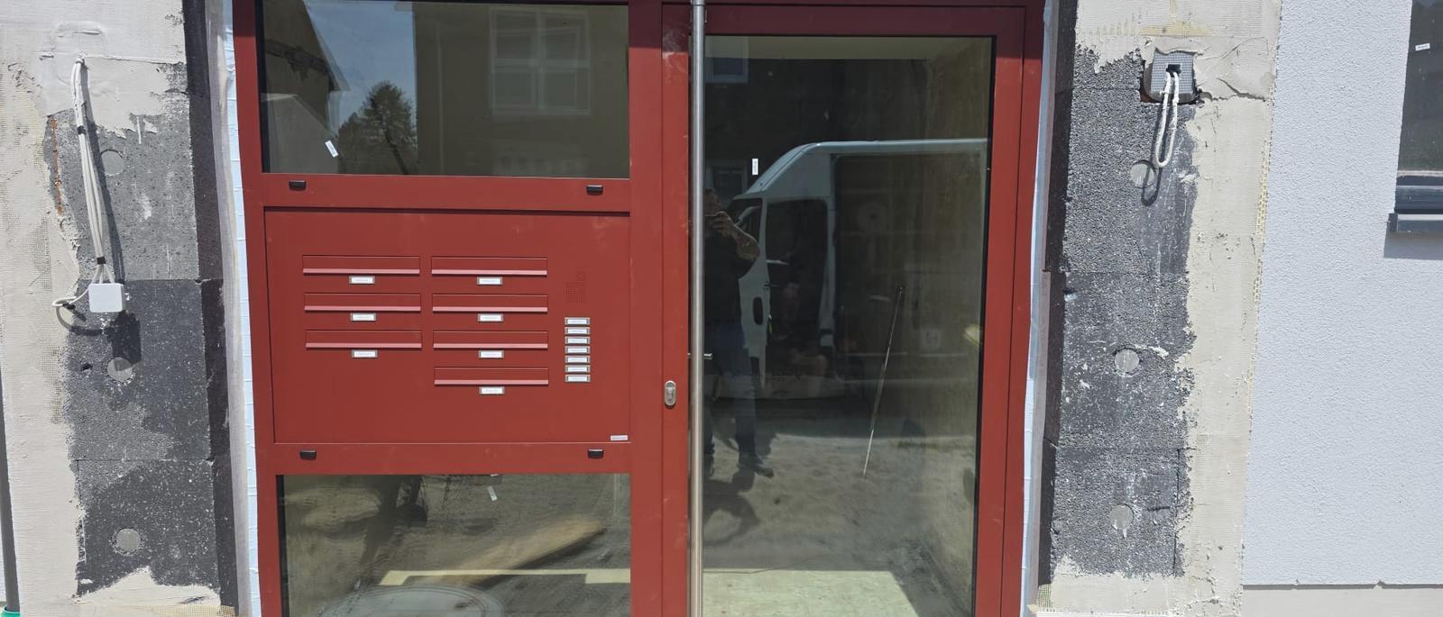 Haustürmontage in Wetter (Ruhr): Aluminium-Haustüranlage mit Briefkastenfeld