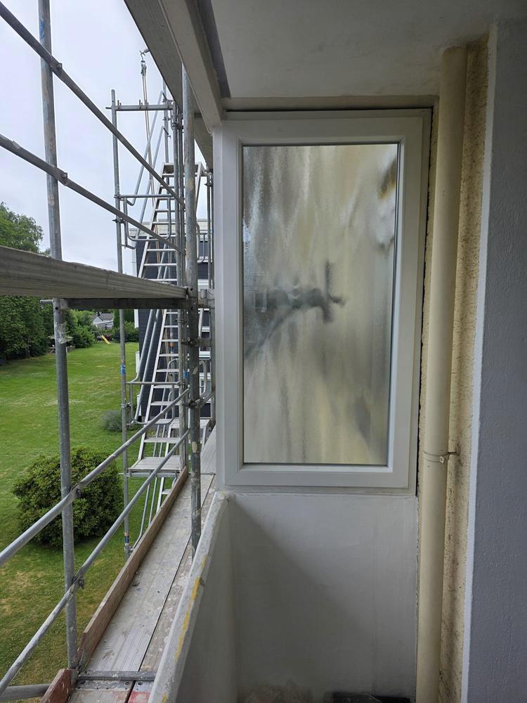 Neu eingesetztes Fenster, aufgenommen vom Baugerüst