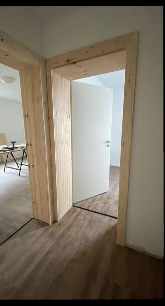 Neu gesetzte Türzargen aus Holz im Rohbau