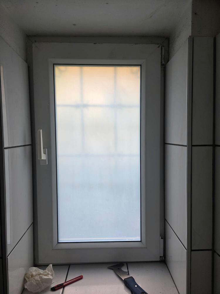 Neues Badfenster mit Ornamentglas im gefliesten Bad
