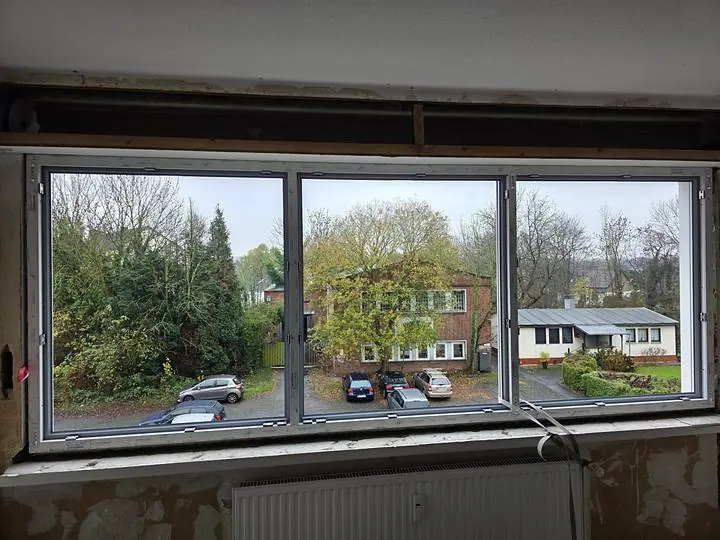 Neues dreiteiliges Fenster im Rohbau