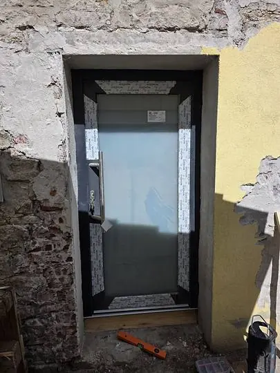 Neue anthrazitfarbene Haustür mit Sichtschutzglas