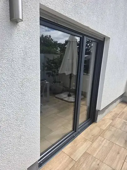 Anthrazitfarbene Hebe-Schiebetür zur Terrasse