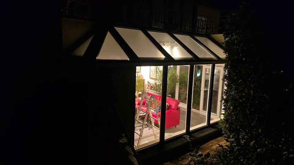 Beleuchtete Verglasung eines Anbaus am Abend