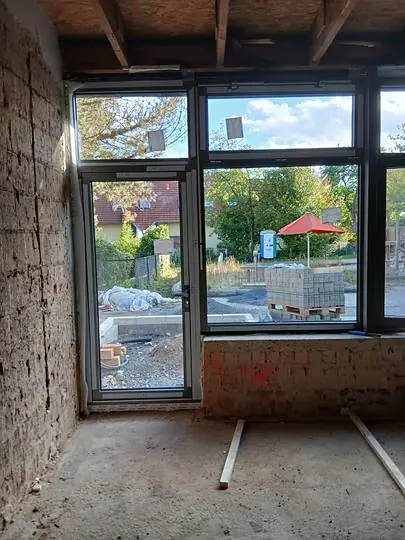 Aluminium-Tür und Fenster von innen im Rohbau